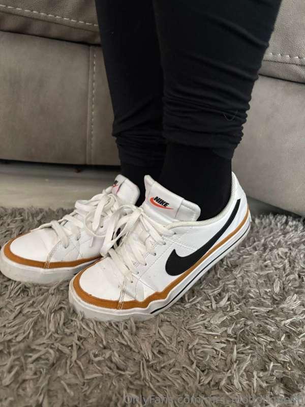 mrs_footjobqueen image #2