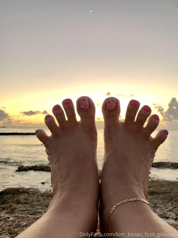 kim_kisses_foot_goddess image #5