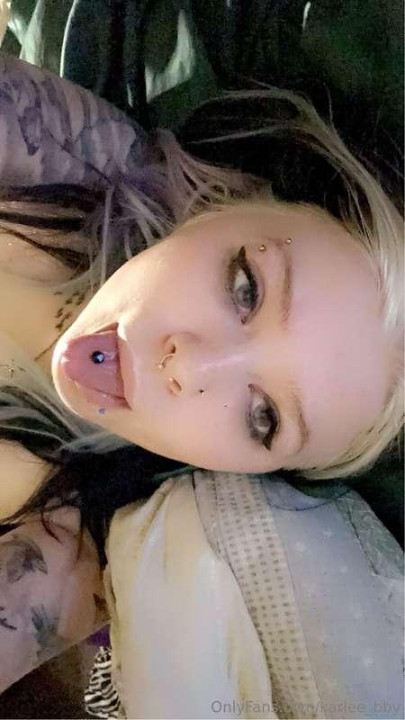 I’m such a pretty girl 🤭🖤