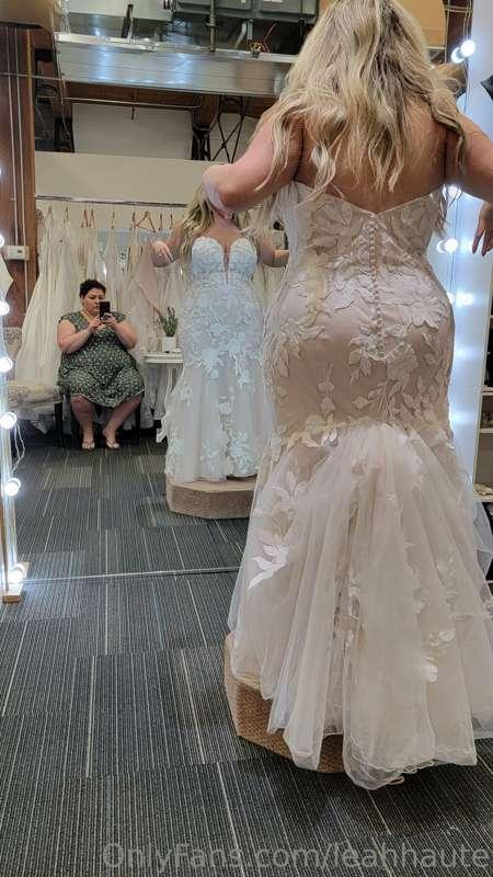 Went with my sister for her final dress sizing today!! Im so..