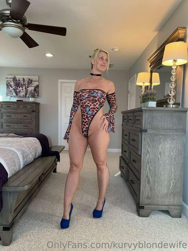 kurvyblondewife image #1