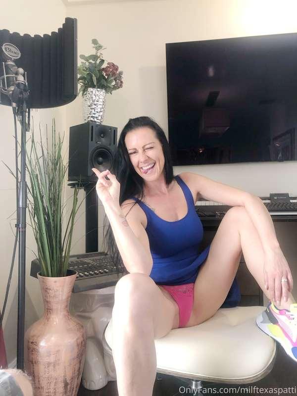 Naughty 😈 pics waiting for u 
Check your DMs 💌