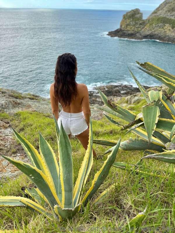 Ocean breezes, salty air, mmmmmm just makes me cum alive 😝Jo..