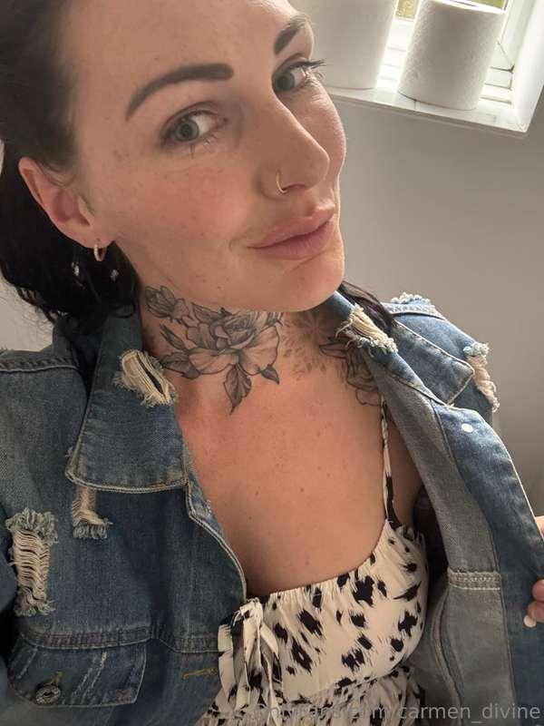 Do you like my pretty outfit? 