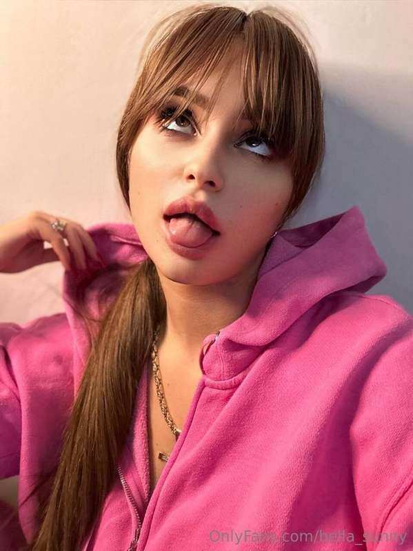 Do you find cheerful girls attractive? 👅😋