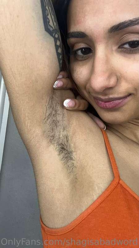 Me and my hairy armpit before I shave it ;)   Do you prefer ..