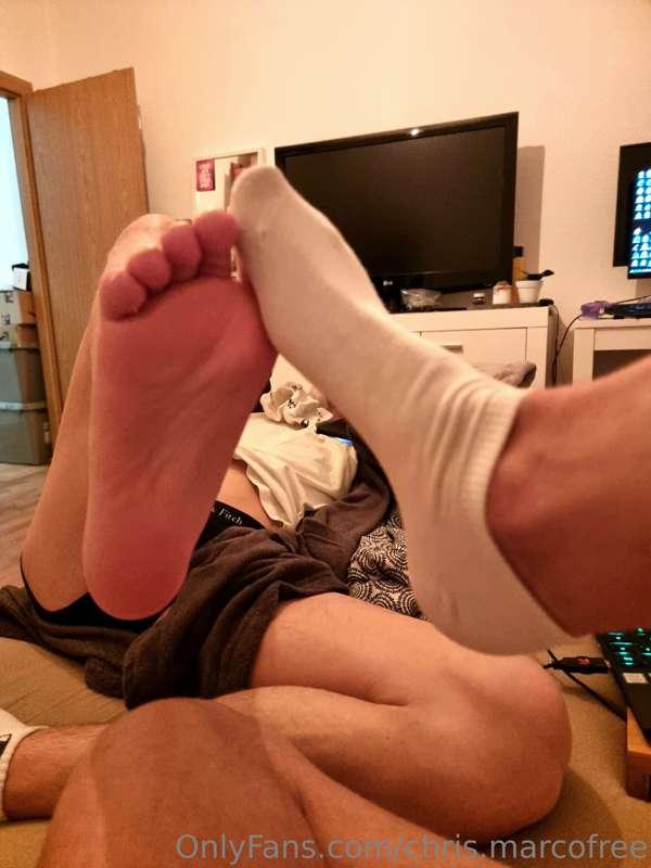 Do we have some feetlovers here? 😏 

If so, what would you l..