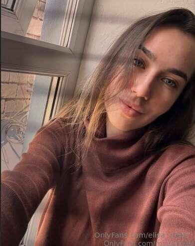 🤎Cutie @miasunrise loves getting her little pussy kneaded 😉T..