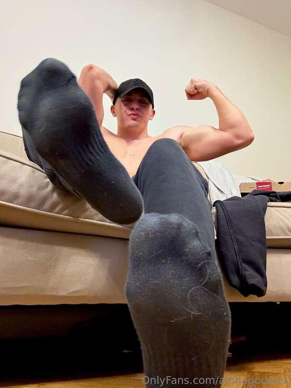 Simple sweaty socks. 😏🦶🏼