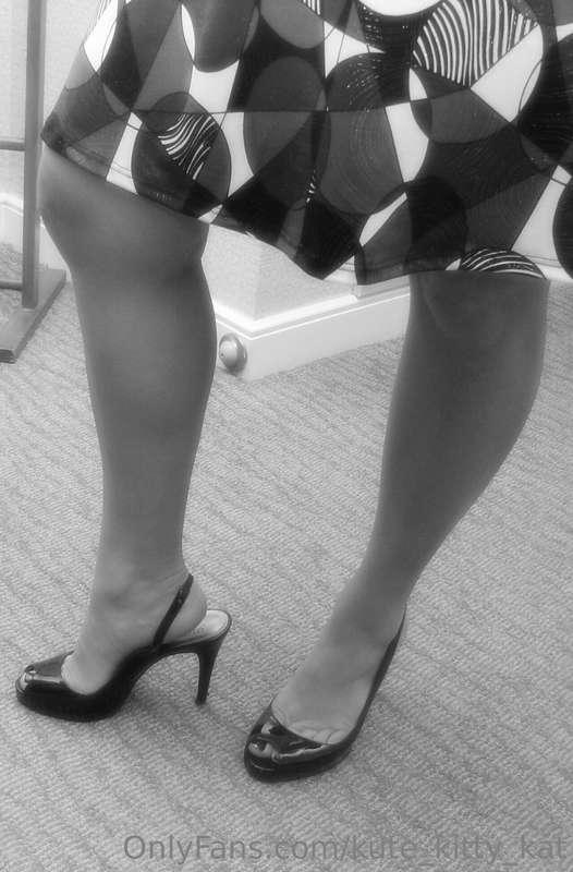 High Heels and Cleavage! What more could you ask for?! 😈💍💋