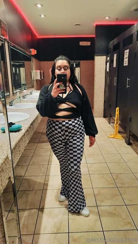 Showed off some under boob @ an Oliver Tree concert this pas..