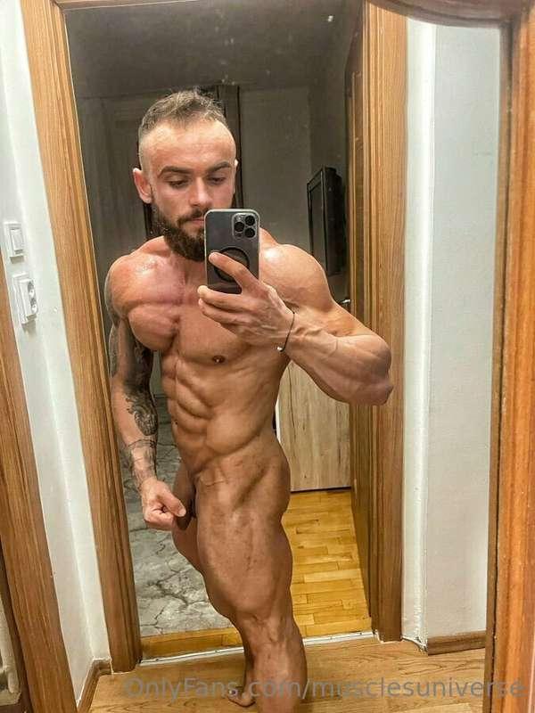 Bodybuilder @leomark99 naked shows all his muscles and then ..