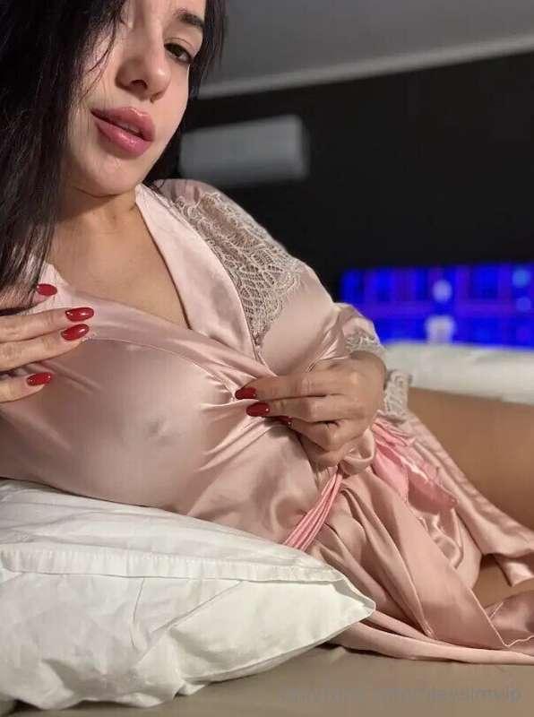 I have a nice surprise hiding behind my robe 😘😈