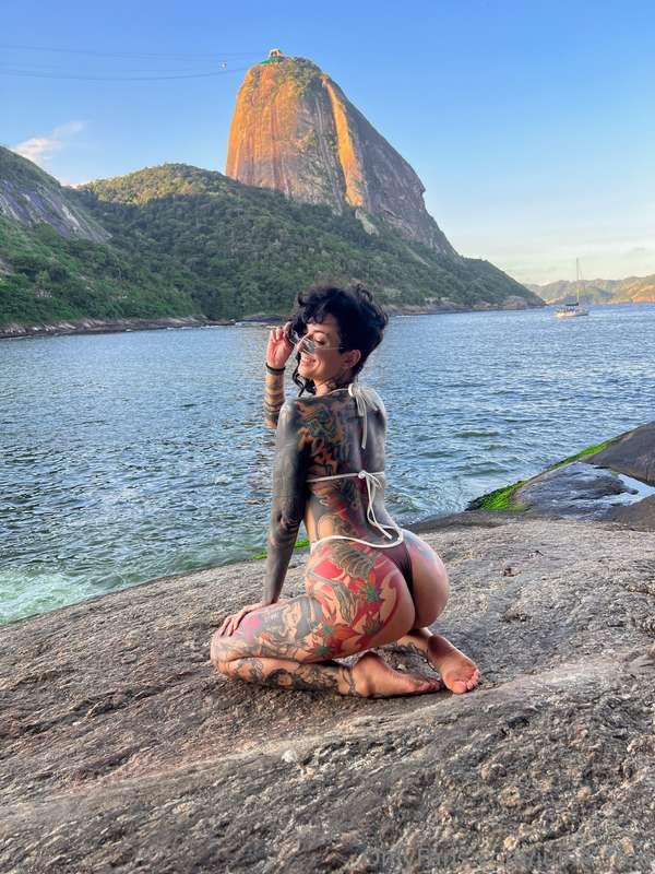Don’t I look good enough to eat? Why don’t you cum find out…..
