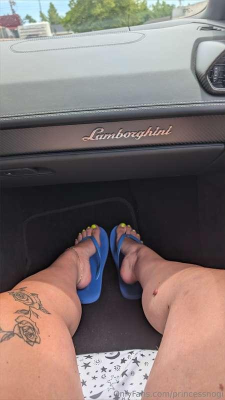 Get yourself a man who drives a Lamborghini ❤️😈 What's sexie..