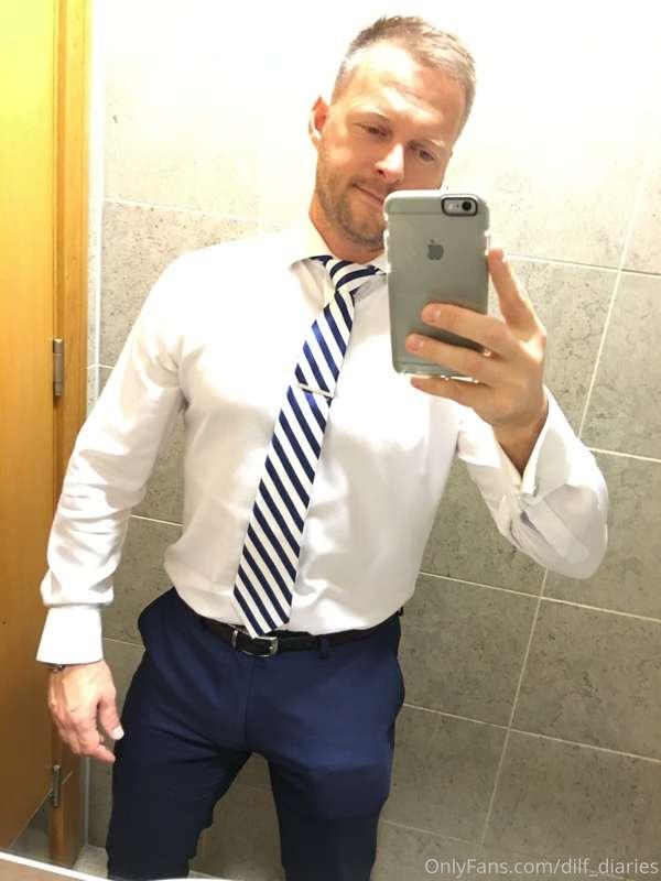 That nice daddy dick and arse under those suit pants 👌