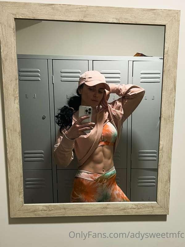 Wanna work out  with me?😉
