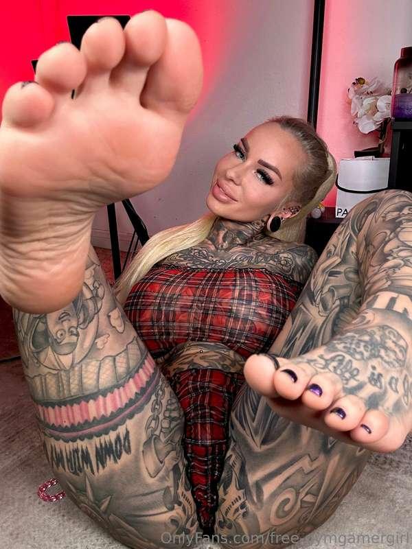 Just a little slut waiting for a cock 😋