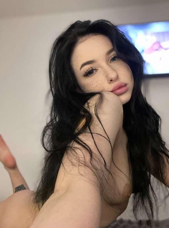 ## 🔥🔥🔥 HORNY PRINCESS🔥🔥🔥

😋 Witness her @regina_ero fondling..