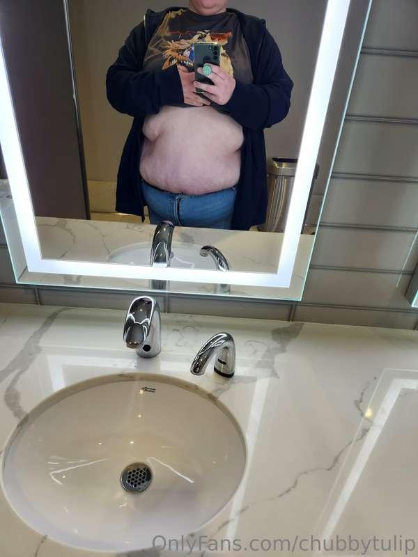 Belly in the work bathroom mirror 🥰🐷
