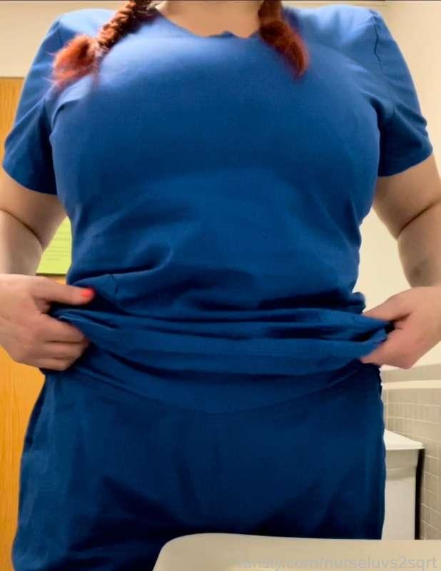 I worked a bunch of hours this weekend, and didn’t have much time to cum!

When I got a minute at work, I grabbed a pair of gloves and teased my throbbing clit until my pussy was creamy and dripping 🥵🥵

And in true nurse form, I never pass up a chance to pee! 😇💦

#nurse #scrubs #gloves #creamypussy #peeing #dripping 