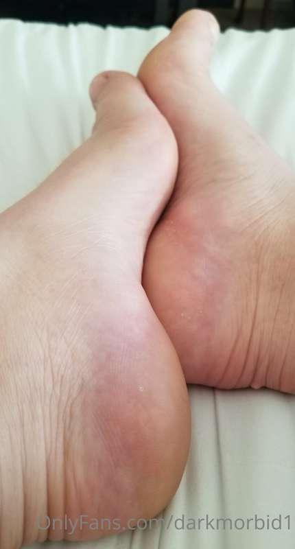 Heeeeeeeey! Got some abstract foot photo here.  Snapped a qu..