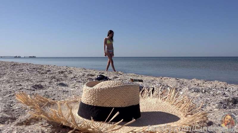 Nika-The Girl In The Hat Part 2 (Photo)