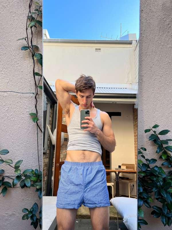 Who doesn’t like boxers? 😏 Especially when my cock is swingi..