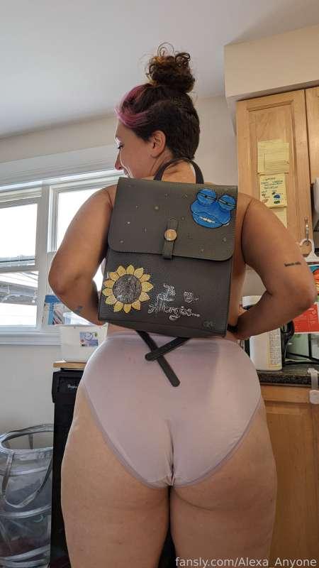 What do you think of my new painting? 🥰

#phat #ass #panties #painting #backpack