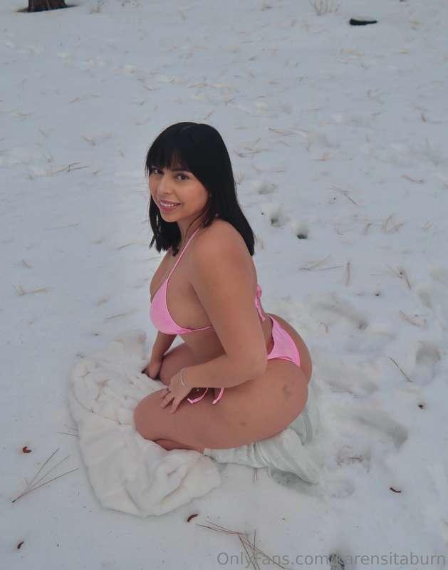 It’s so cold out here❄️ warm me up💗