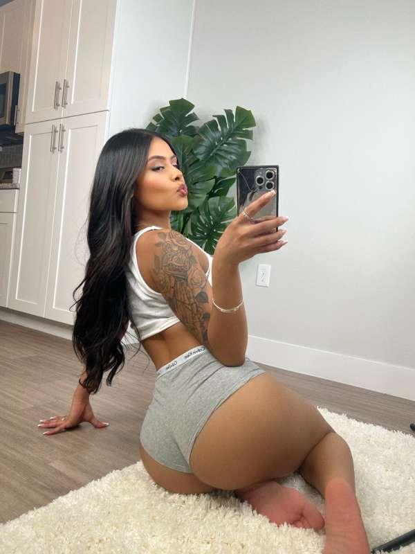Waiting for you babe 😘😘