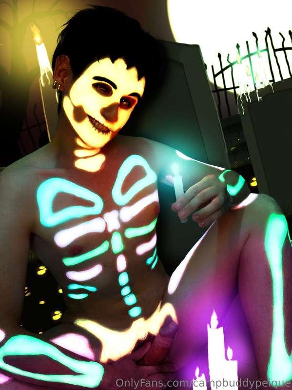 Why don't you come closer? My candle is very hot to warm you..
