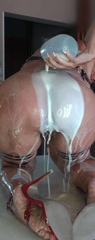 The delight of feeling this yogurt with my whole body. 🫦💦🥛