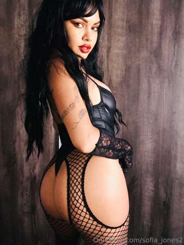 Do you like how this lingerie looks on me? 😘😘Tell me how you..