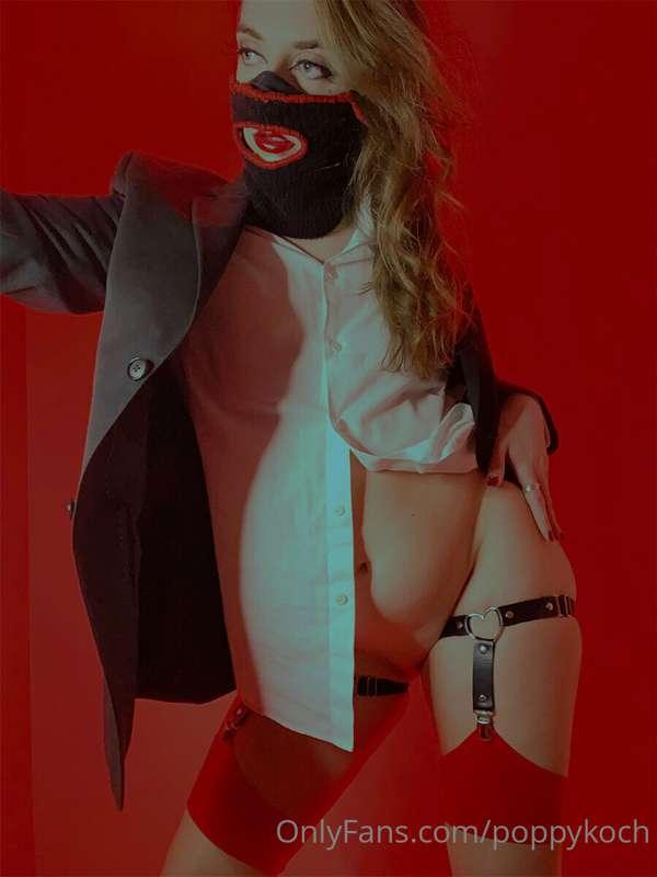 I look absolutely amazing in garters - I think I need a few ..