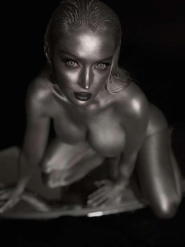 serving silver alien goddess face 👽🖤