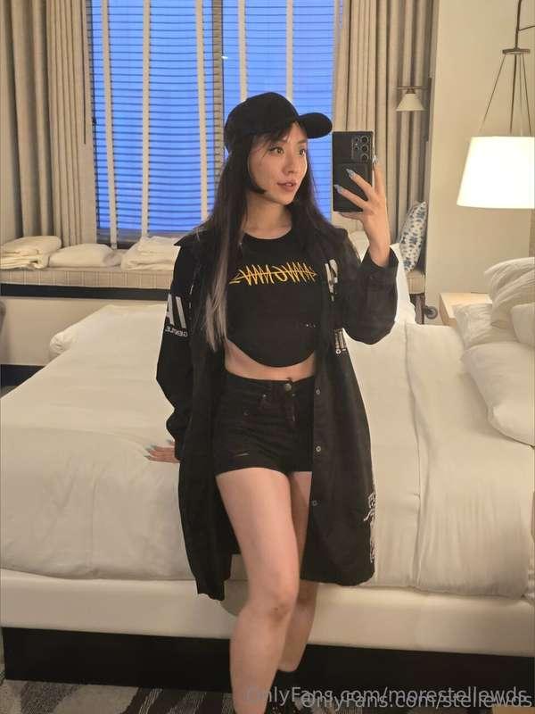 Do you prefer Mommy in casual looks or more dressed up?? 🤔