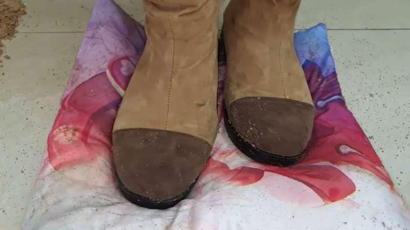Klee boots trample Klee cushion