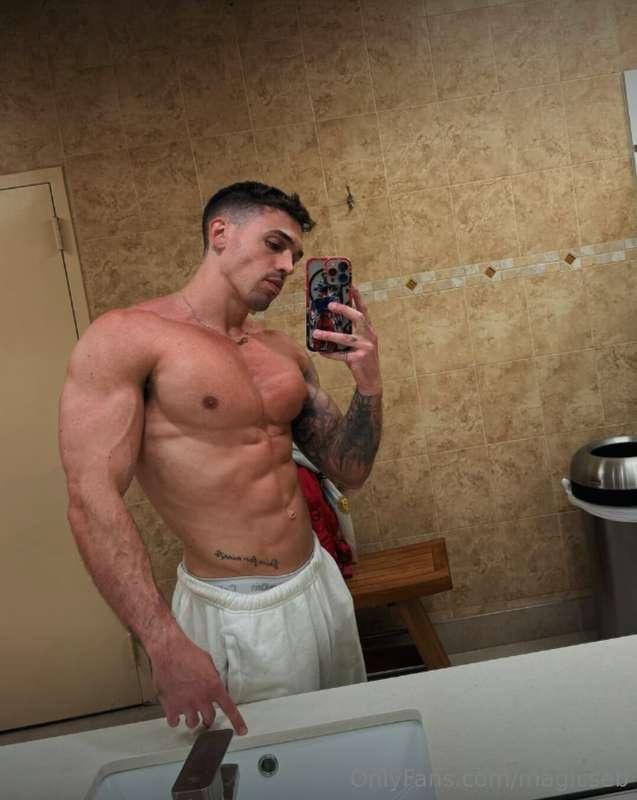 Something big in your DMs 😏🍆