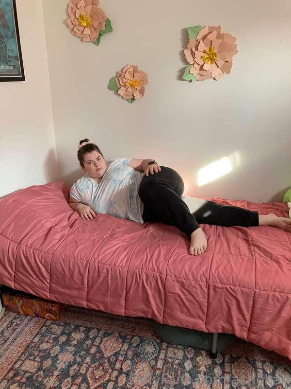 Cum watch me be naughty in my adorable bedroom.