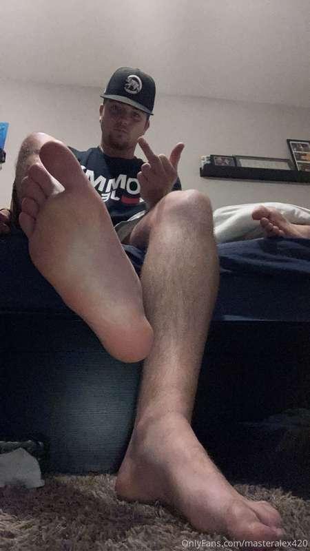 Sup you faggots Get in my DMs I’m taking request🤣