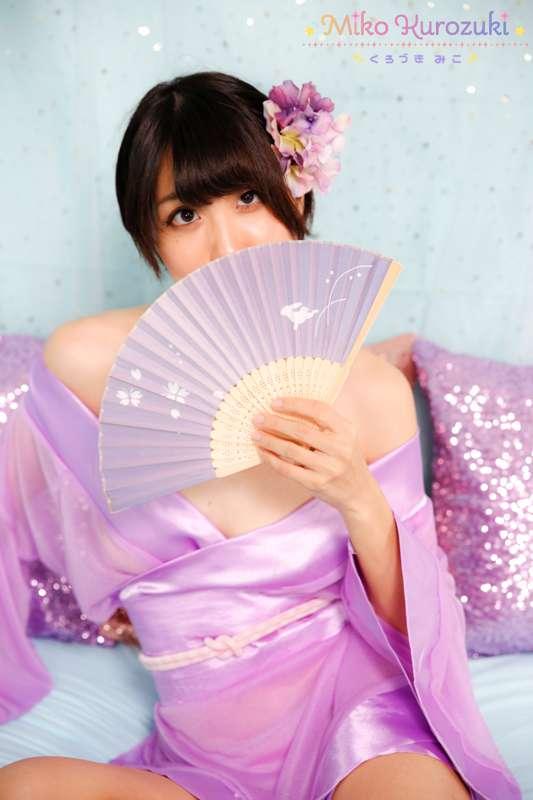 むふふ、顔を隠すとちょっとミステリアスな感じじゃない？💜  Do I look mysterious when I hi..