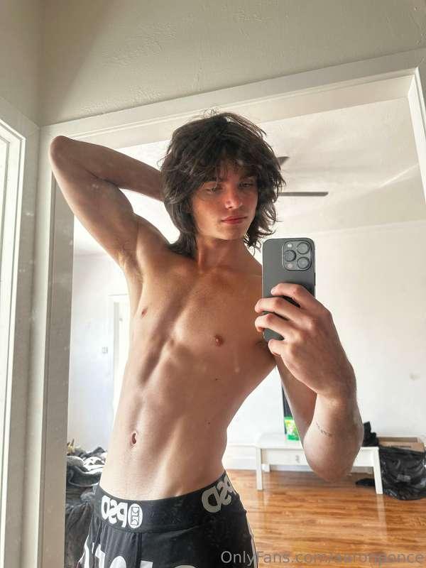 wanna feel your hands caressing these abs rn🙈