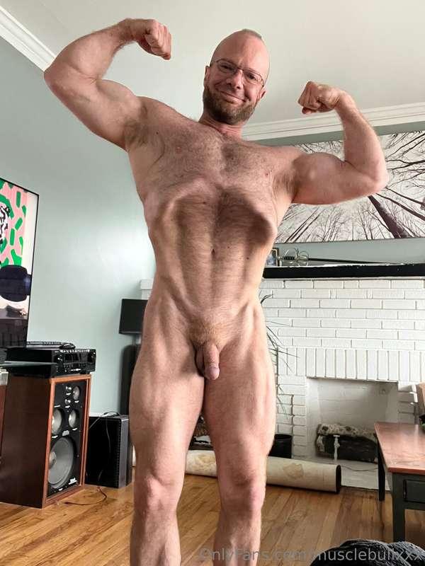 Happy Flex Friday! 💪🏻   Do you like a bull's cock when it's ..