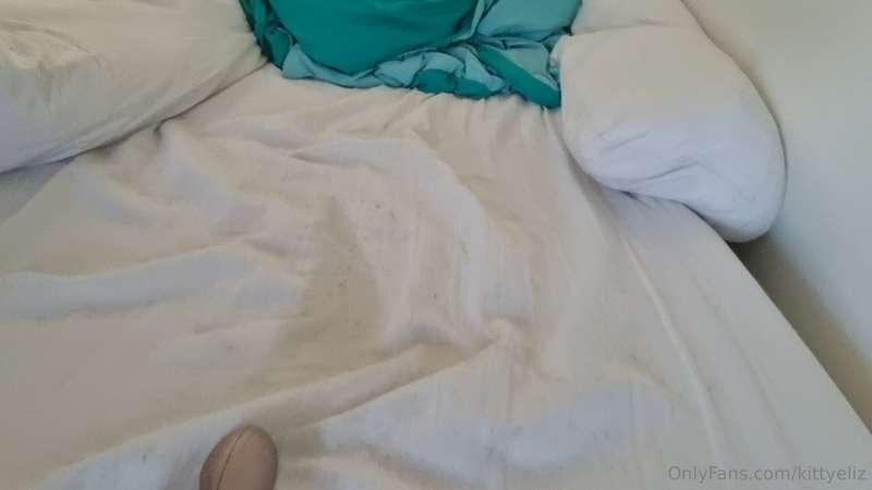 My first longer video and a squirt and make a mess of my bed..