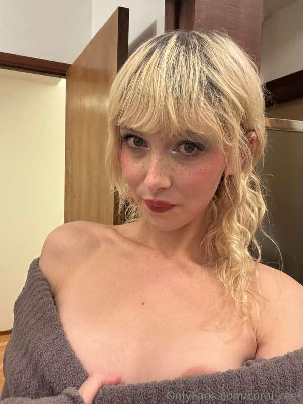 Soft doesn’t mean shy. Look again. 📸💅