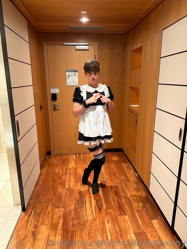 Excuse me, Sir, you ordered some roomservice? 👉👈