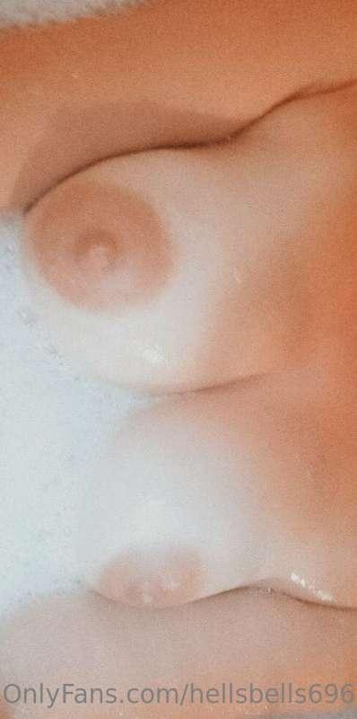 Small titties but can still fuck your brains out 🥰🥰