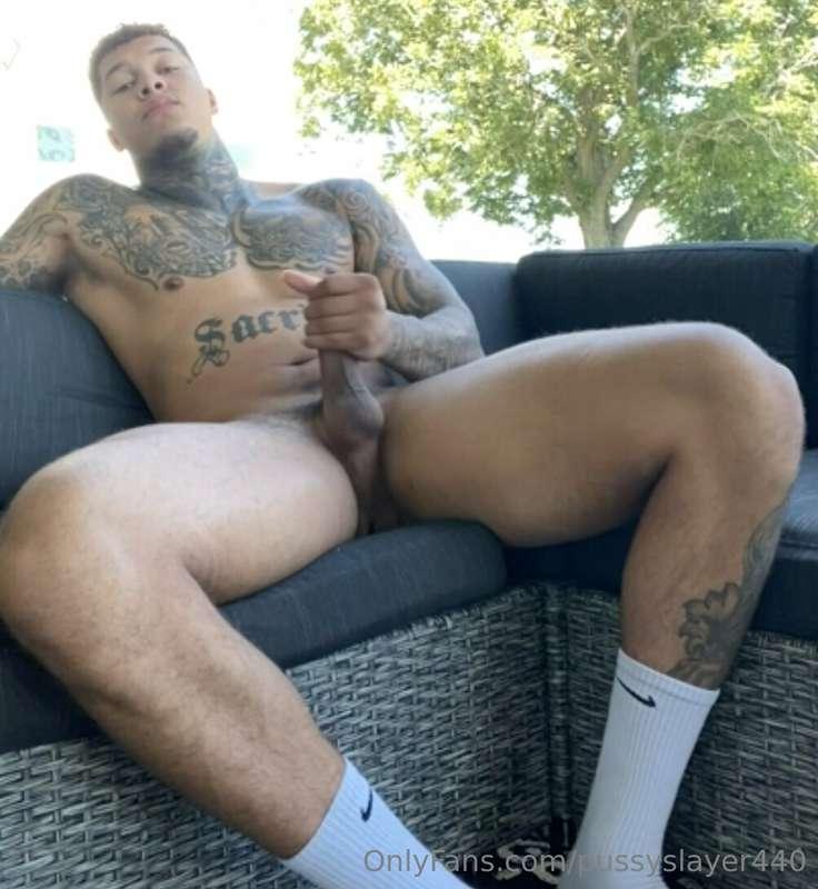 Cum take a seat on this big dick😛