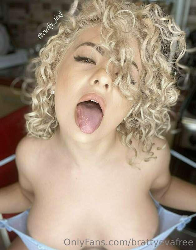 Picture my friend naked and touching herself… 
🫦 @curly_lexi..